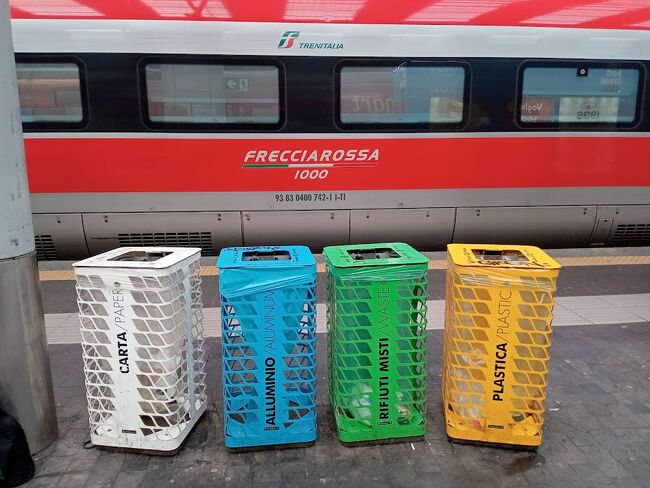 ミラノ中央駅、定刻に到着。イタリアは分別ゴミ箱もお洒落！