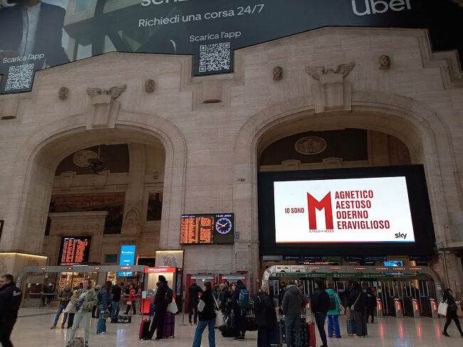 駅構内は大理石、天井が高くて博物館のよう。