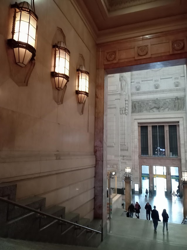 ミラノ中央駅構内。ほんとに宮殿みたい。