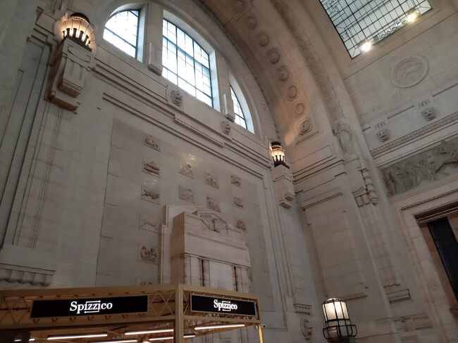 白大理石、高い天井、壁の彫刻、素晴らしい！