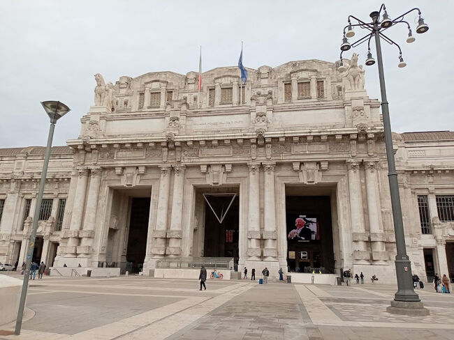 ミラノ中央駅外観。駅とは思えないよね！