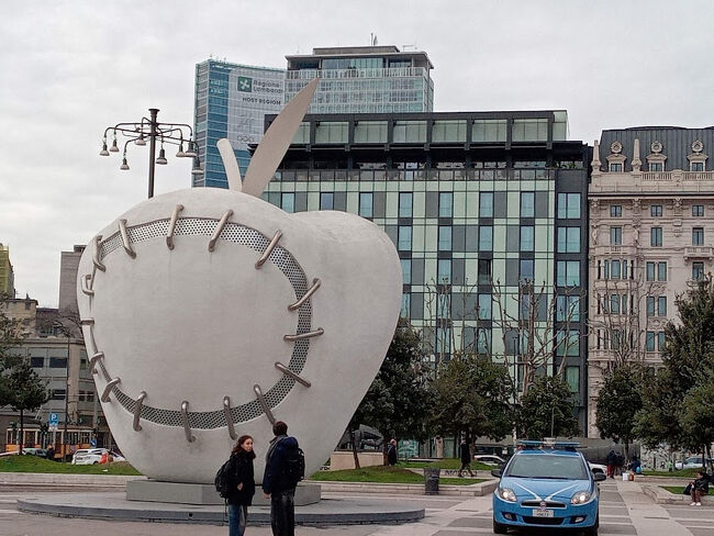 駅前広場にりんごの大きなモニュメントがあった！