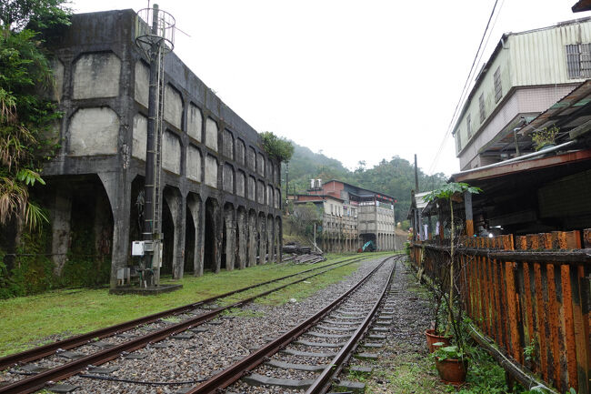 ホンマはあかんやろけど、運休中ですし、線路に降りてみる。