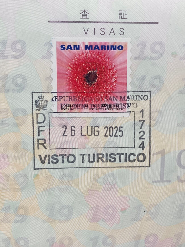 ツーリストインフォメーションではパスポートに入国スタンプを押してもらえる。その昔、同じくヨーロッパの小国であるリヒテンシュタインに行ったときは、インフォメーションが時間外で入国スタンプを押してもらうことができず、涙をのんだ。せっかく来たからには、なにか証拠がほしいではないか。別の国ではあるものの、その積年の悔恨がようやく晴らせた。5ユーロを徴収するだけあって、名物の切手とあわせてなかなか立派である。