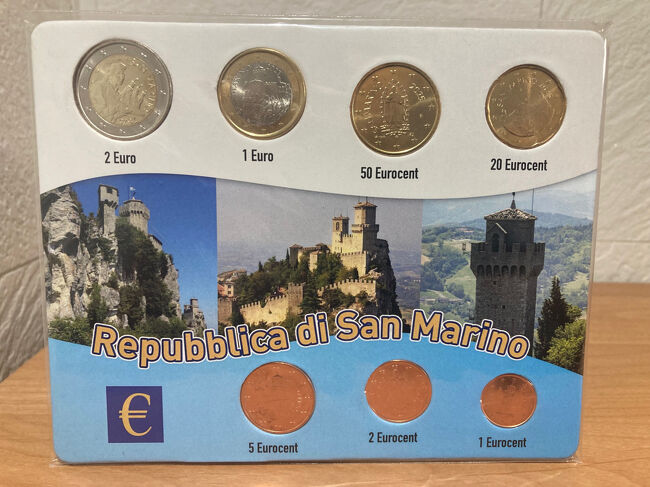 バチカン・アンドラ・モナコ・サンマリノの4か国のユーロ硬貨はかなりレアだそうで、他の国でお釣りに紛れ込んでいる可能性などはほとんどないという。同じくやや希少性のあるマルタの硬貨は同国内でいくらでも手に入ったが、サンマリノ国内の店で買い物しても、お釣りはみんな他国産であった。そんな状況を見越してか、土産物屋ではサンマリノユーロ硬貨のセットが売られている。当然額面以上ではあるが、これは買うしかない。