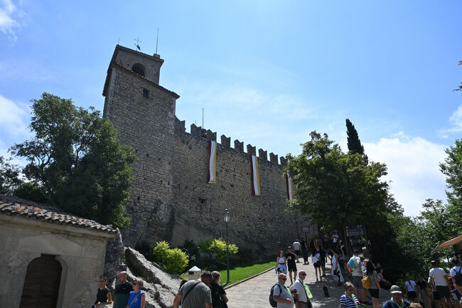 ティターノ山の3つの頂には、それぞれ塔が建設されており、国旗や国章にもこの3塔があしらわれている。こちらは11世紀に築かれたという最古のグアイタ塔の要塞。