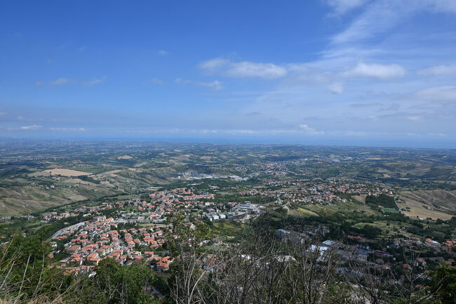 要塞からは遠くアドリア海まで見渡せる。18世紀末には、北イタリアを制したナポレオンより、サンマリノ領をアドリア海沿岸まで拡大させる打診があったというが、将来的な紛争の火種になることを避けるため断ったらしい。「毛利は天下を競望せず」といった毛利元就に通じるところがある。