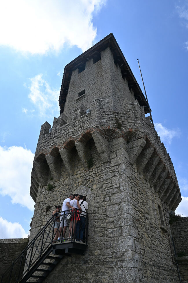 塔本体。見栄でつくったボローニャの斜塔と違い、こちらは実戦向きである。中世そのままのような姿が印象深い。