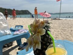 DAY 3
ラン島サマエビーチにやってきました。
こちらのパラソル屋さんは8月訪れた際にパイナップルシェイクをこぼして無償で作り直してくれたところです。前回の写真をお店の人に見せたら、そのエピソードを思い出してくれたようで笑顔を見せてくれ、パイナップルシェイクをオーダーされた時は大笑いしていました。

今回はビーチインでシュノーケルしましたが、黒と黄色の縦縞の魚や小さい背の青い魚の大群が見えました。娘も水中メガネで沢山の魚を見れて喜んでいました。