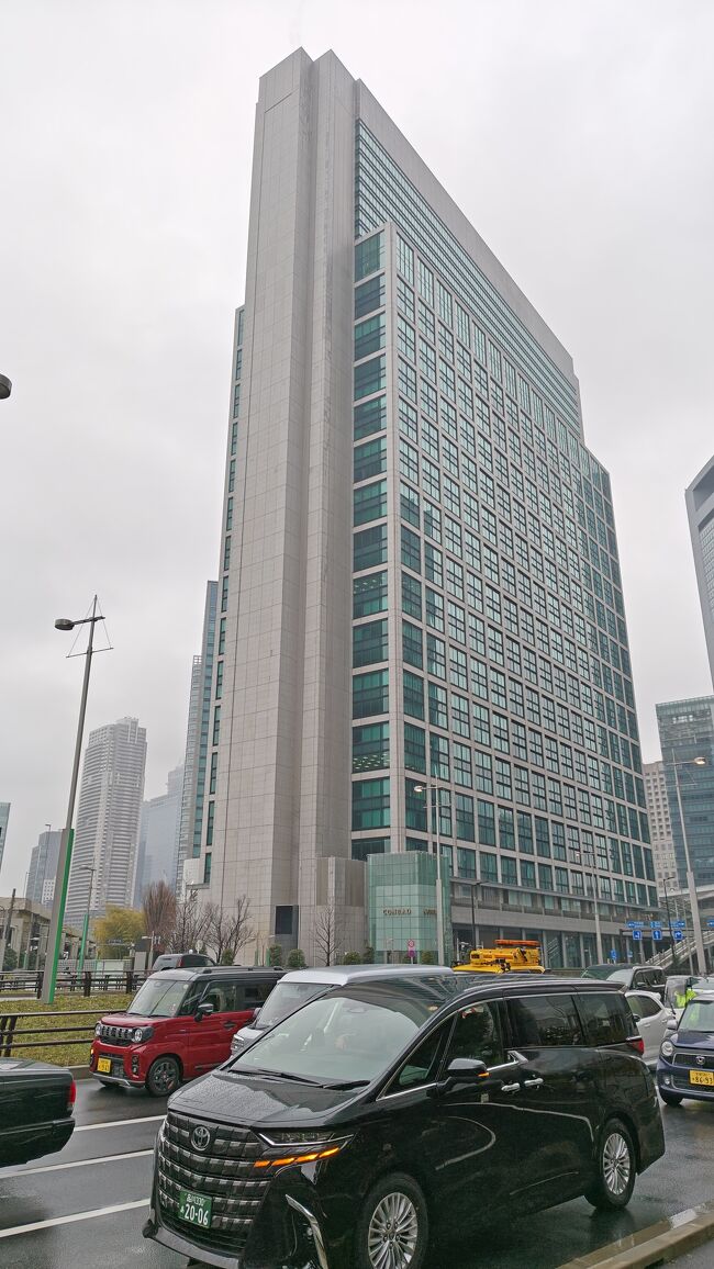 横断歩道を渡ってようやく、「コンラッド東京」ビルの全景を写真に収めることが出来ます。