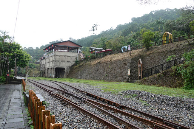 線路の向こう側、見晴らし良さそうな珈琲屋さんみたいですが…霧が出てますしね。それはそれで良いかもですが。登り坂に躊躇したり。