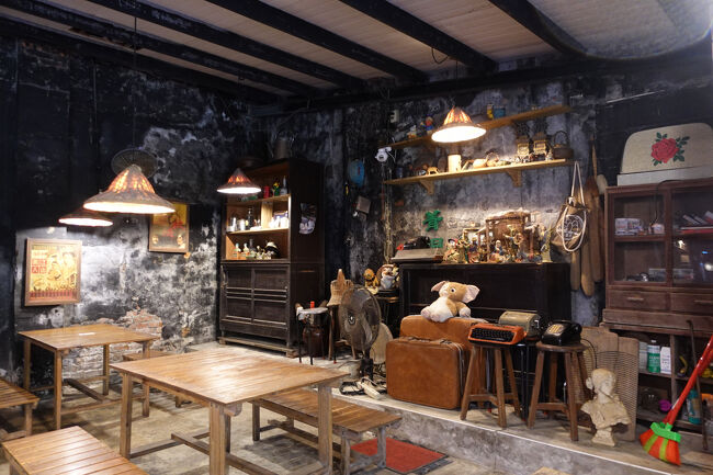 なんかオモチロい店内ですね。故事館？