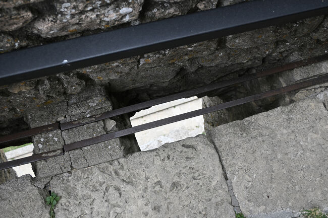 日本の天守閣にもある石落としだろうか。立派な要塞はあるものの、実際には建国から1700年間、一度も戦争をしたことはない。地形をいかした堅い守りに加えて、経済・交通の要衝でもなく資源もないためにわざわざ他国が攻めてこず、またサンマリノ自身が領土の不拡大方針をとってきたことの結果らしい。