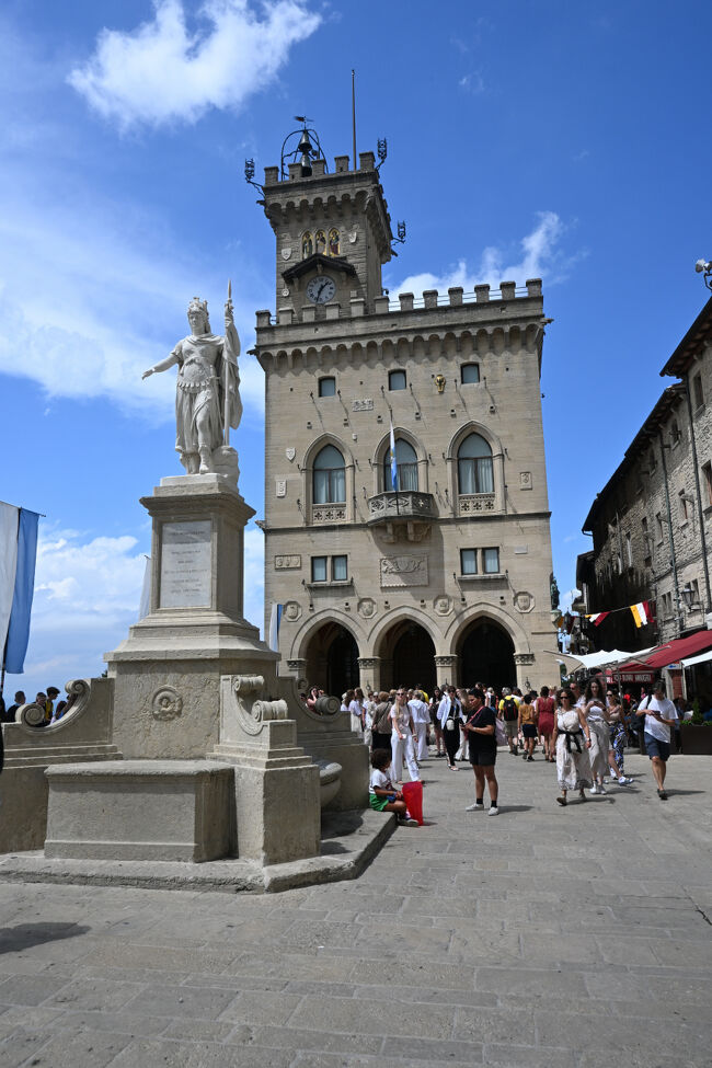 市庁舎となっている共和国宮殿とリベルタ広場。