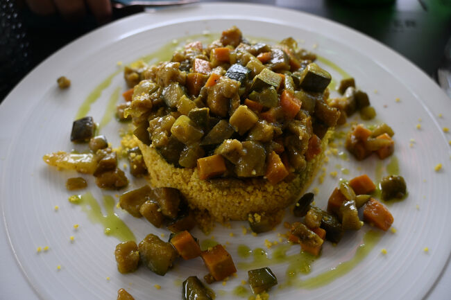 せっかくなのでサンマリノで昼食を。さすがにサンマリノ料理という明確なジャンルはないようで、ほぼイタリア料理と変わらない。リベルタ広場に面する「IN or OUT Food &amp; Bar」でカレー味のクスクスを食べてみた。