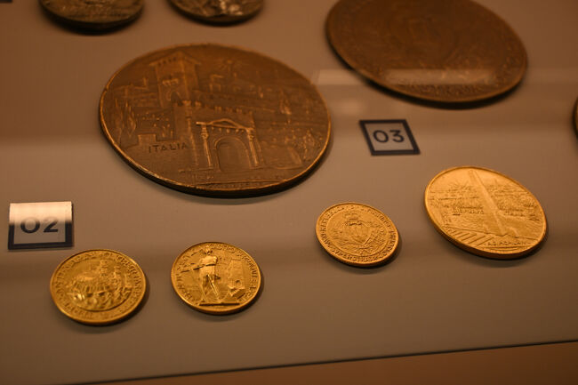 ミニ国家で割と共通しているように、サンマリノでも観光のほか、コレクター向けのコインや切手の発行が国の収入源の一部となっている。切手・コイン博物館では、過去に発行された珍しい切手やコインを見ることができた。売店では数百万の金貨が普通に売られていて、ほしかったがさすがに買えない。