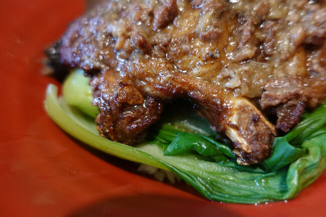 大きな排骨に埋もれてますが、青江菜とか、