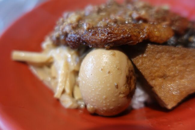 筍、滷蛋。けっこ贅沢な感じやけど…台鐡便當みたいな。