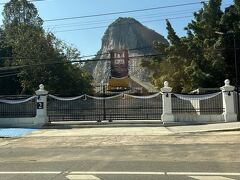 ワットカオシーチャンの壁画を通りぬけあるところに向かっています。