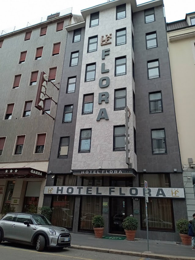 本日のお宿、ホテルフローラ、三ツ星。<br />駅まで5分かからない便利な立地。