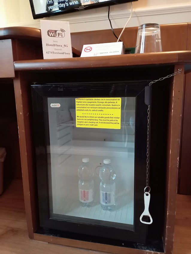 ミニバー。お水はサービスかと思ったら有料。<br />日本でもあまり見かけなくなった栓抜きがあった～！
