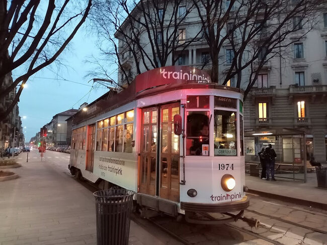 遊園地の乗り物みたいな市電も！<br />都会のミラノにあってこのレトロ感が楽しいね。<br />あさって、この市電に乗ってドゥオモに行ってみよう。。。<br />