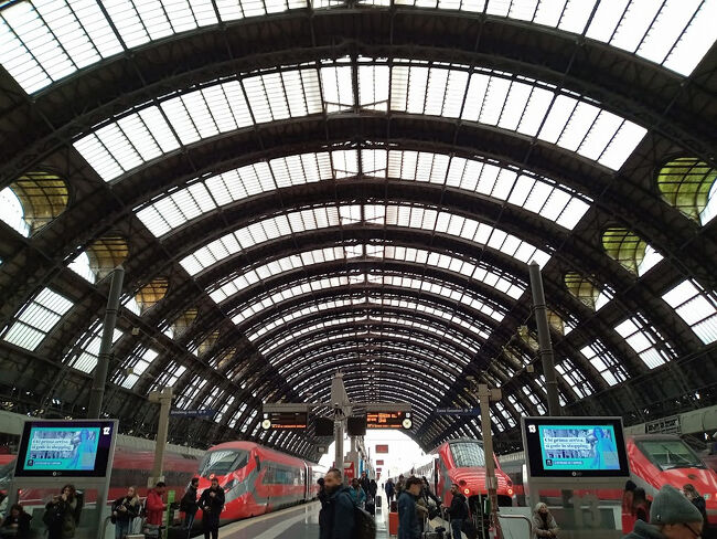 ミラノ中央駅。このアーチ型ドームかっこいい！