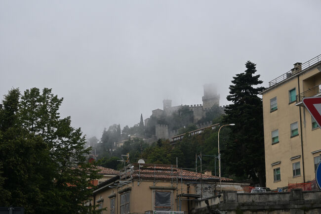ちょうど帰る頃になると、霧が旧市街を包みはじめた。いかにも中世の山城といった感じで風流である。