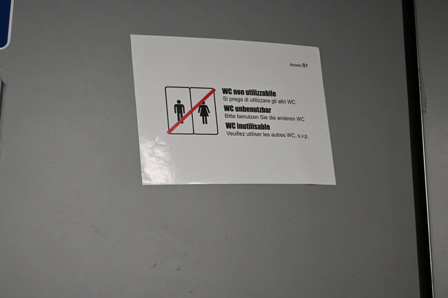 ふたたびリミニ駅から電車に乗り、ボローニャへ帰る。イタリアのローカル線では車両にトイレが設けられているが、この車両唯一のトイレは早々に故障し、使用不能になった。時々、待ったなしの表情をした乗客がやってくるが、この張り紙を見て無念そうに去って行く。張り紙はイタリア語、ドイツ語、フランス語の3か国語。なぜか英語はない。おそらく国内の一部の自治県でドイツ語、フランス語が公用語になっているためだろう。英語なんぞ眼中にないところが潔い。