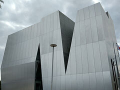 すみだ北斎美術館。
浮世絵の美術館とはギャップのある、スタイリッシュな外観です。