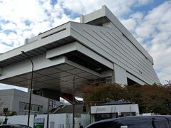 美術館から両国駅方面へ戻ります。
大江戸線の出口の後ろにそびえるのは江戸東京博物館。
現在休館中。