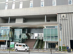 国技館の向かいに船着き場があります。
チケット売り場は階段を登った左側です。
建物は「THE GATE HOTEL 両国」なのかな。