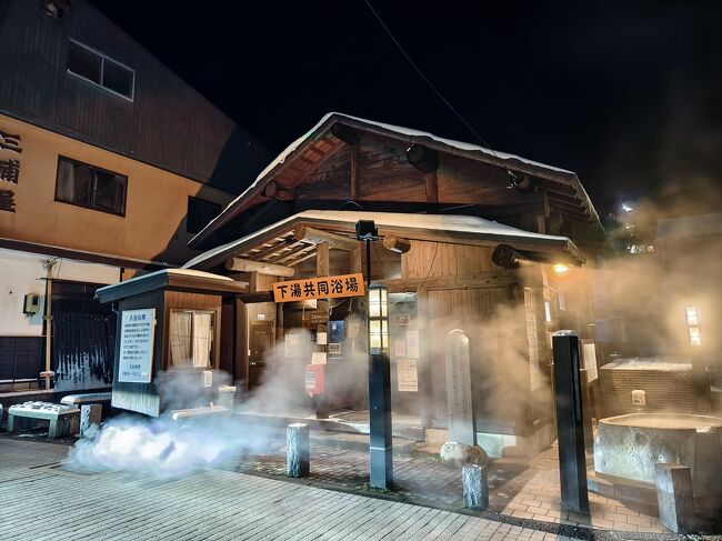 35年前に入った下湯の共同浴場。<br />昔、壁の板の節に穴あいててみんなが覗いてた記憶。<br />当時1歳なんで見てないけど…。