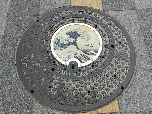 マンホールにも浮世絵がデザインされていました。