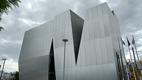 すみだ北斎美術館。<br />浮世絵の美術館とはギャップのある、スタイリッシュな外観です。