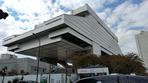 美術館から両国駅方面へ戻ります。<br />大江戸線の出口の後ろにそびえるのは江戸東京博物館。<br />現在休館中。