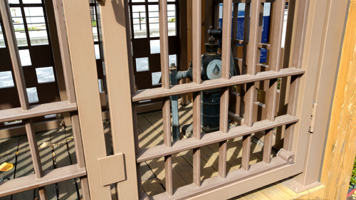 柵の中にはポンプがありました。<br />井戸がまだあるのかな。