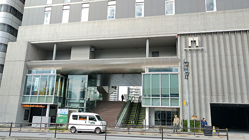 国技館の向かいに船着き場があります。<br />チケット売り場は階段を登った左側です。<br />建物は「THE GATE HOTEL 両国」なのかな。