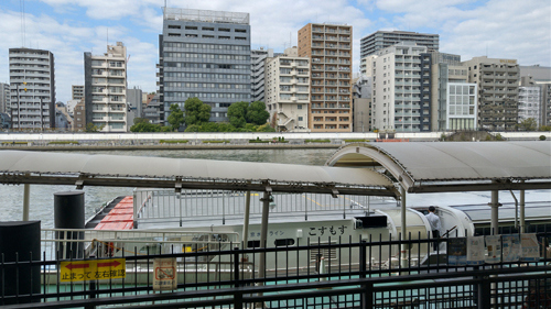 そしてここから浅草行きの水上バスが出ています。<br />両国から浅草へは船で行くのが一番早いし楽です。<br />便数少ないけれど。