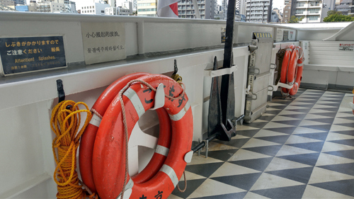 後方のデッキに座ることにします。<br />床の模様とかレトロでいいですね。<br />船内に売店はなく、飲み物の自動販売機がありました。