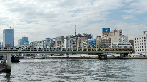 隅田川を総武線が渡っています。