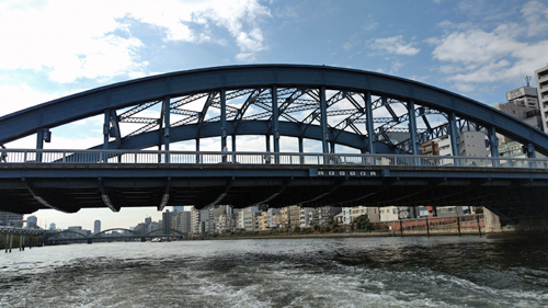 橋をたくさんくぐります。<br />結構低いので、迫力がありました。