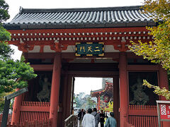 スタンプラリーに行く前に、折角なので浅草寺をお参り。
二天門から入るのは初めてかもしれない。
海外からの観光客が人力車に乗って写真を撮っていました。