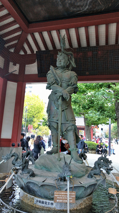 浅草寺のお水舎。<br />たくさんの人がいっぺんに清められます。