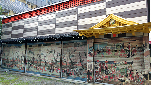 その先は倉庫のようでした。<br />シャッターがが素敵。