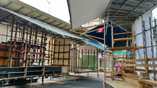 ここから鳳神社が近いそうで行ってみることに。<br />公園を横切ると、すぐ近くにありました。<br />酉の市の準備が始まっています。