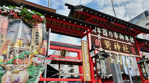 正面から見ると華やか！<br />大きな熊手もあります。