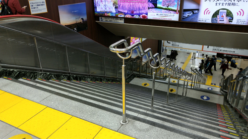 エスカレーターとこの階段の手すりが好き。