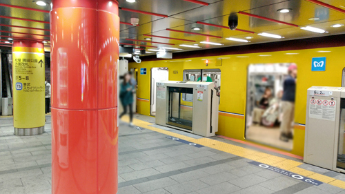 銀座線浅草駅は、お寺や神社を連想させる赤い柱が。