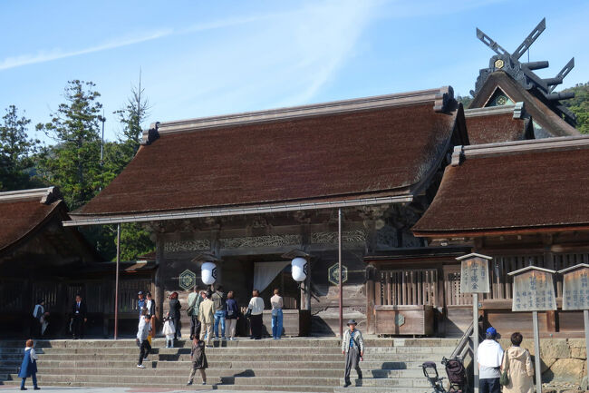 　拝殿の後背に本殿が少し見える　